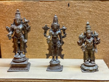 Pune 'daki ünlü Kelkar Müzesi' nden tarihi ve antika eserlerin büyüleyici bir koleksiyonunu keşfedin. Bu küratörlü seçimde antika eserler, nadir koleksiyonlar ve tarihi ve mirası kutlayan zamansız parçalar sergileniyor..