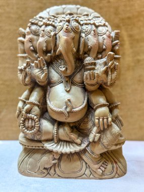 Tanrı Ganesha 'nın heykeli, elleri kucağında bankta oturuyor. Heykel bronzdan yapılmıştır ve yüzünde ciddi bir ifade vardır. Heykel beyaz bir yüzeye yerleştirildi.