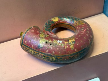 Bir kutuda üç farklı türde boynuz sergilenir. İlki, altın kaplamalı büyük, kıvrımlı bir boynuz. İkincisi ise daha küçük, daha karmaşık, altın ve siyah bir boynuz.