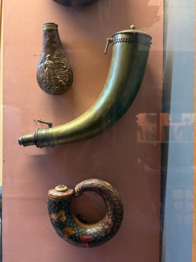 Bir kutuda üç farklı türde boynuz sergilenir. İlki, altın kaplamalı büyük, kıvrımlı bir boynuz. İkincisi ise daha küçük, daha karmaşık, altın ve siyah bir boynuz.