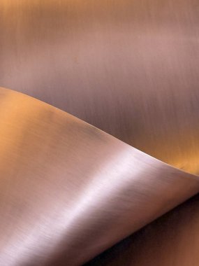 Duvarda asılı üç metal sanat eseri var. Sanat bakırdan yapılmıştır ve eşsiz, soyut bir tasarıma sahiptir. Parçalar bir hareket ve akış hissi yaratacak şekilde düzenlenmiş.