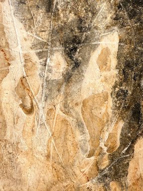 Dokulu yüzeyi ve birkaç çizgisi olan bir duvar. Duvarın kaba bir dokusu var ve o yaşlı.