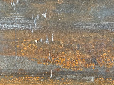 Beyaz benekli ve çizgili paslı metal bir yüzey. Yüzey eski ve yıpranmış. Çürüme ve terk edilme hissi var.