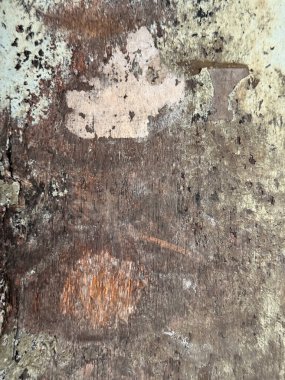 Üzerinde bir sürü çizik ve iz olan bir duvar.