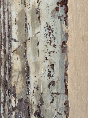 Bir sürü pas ve boyanın soyulduğu ahşap bir yüzey. Yüzey eski ve yıpranmış görünüyor, çok fazla hasar ve çürüme var. Manzara kasvetli ve melankoliktir.