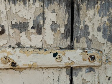 Ahşap eski ve birçok kez boyandı. Boya soyuluyor ve ahşap içinden görünüyor.