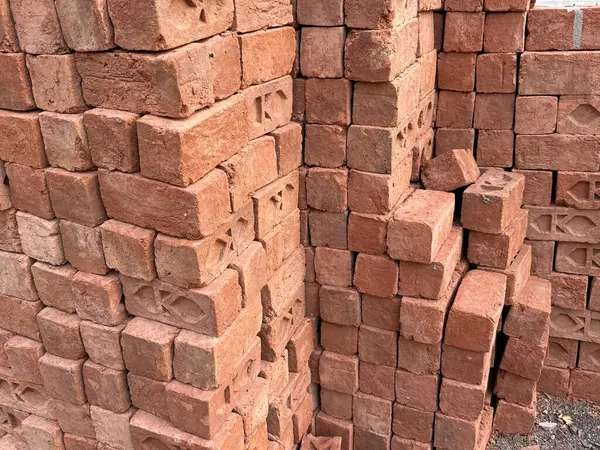 Üzerinde K ve X harfleri olan bir yığın tuğla. Tuğlalar üst üste dizilmiş.