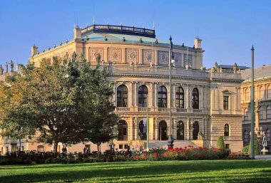 Rudolfinum, Prag 'ın Eski Kenti' nde Vltava Nehri kıyısında yer alan bir Neo-Rönesans binasıdır. Rudolfinum binası Çek Filarmoni Orkestrası 'na aittir.. 