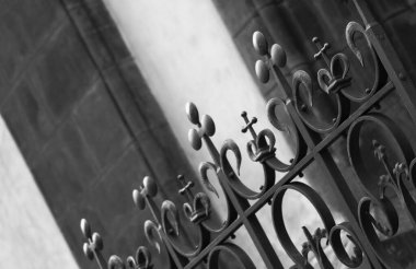 Dini tema, demir parmaklıklar. Kilisede haçlı demir retro dekoratif korkuluklar, kompozisyon olarak. Arkaplan.