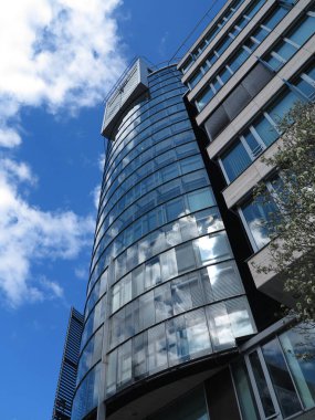 Modern bina dışı, mimari detaylar. Yüksek binalı, iş merkezinin ofis ve otelinin soyut şehir geçmişi..