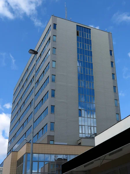 도시에 현대식 사무실 건물이다 그라운드 하늘을 반사하는 전형적 — 스톡 사진