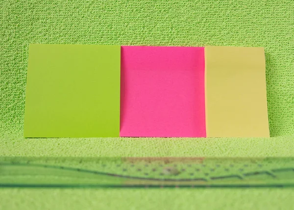 Puste Etykiety Kolorów Papierowe Naklejki Notatki Zielona Różowa Notatka Papierowa — Zdjęcie stockowe