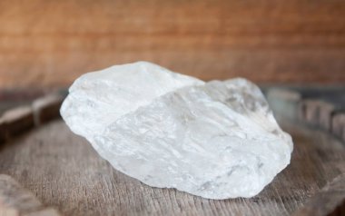 Yarı değerli ham kristal, doğal arka plan. Ahşap tahtadaki mineral kristal taş yerine işlenmemiş ahşap zemin.