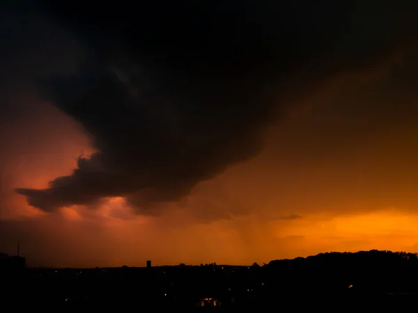 Orangefarbener Sonnenuntergang Mit Tornadowolke Witterungshintergrund Schwarze Regenwolke Über Der Prager — Stockfoto