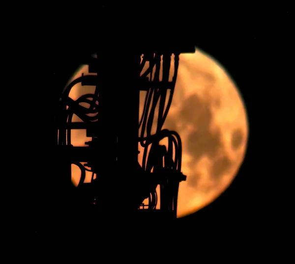 Полнолуние Спутниковыми Силуэтами Ночная Сцена Полнолуния Над Жилым Комплексом Крыше — стоковое фото