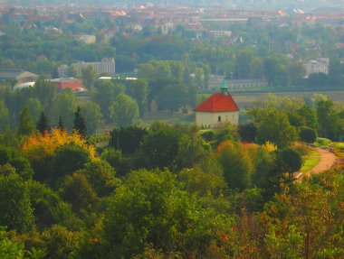 Prag 'daki St. Klara Kilisesi anısına. Çek Cumhuriyeti, Avrupa 'nın başkenti Prag Troja' daki St. Klara şapelinden botanik bahçesi manzarası.