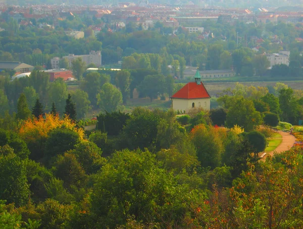 Prag 'daki St. Klara Kilisesi anısına. Çek Cumhuriyeti, Avrupa 'nın başkenti Prag Troja' daki St. Klara şapelinden botanik bahçesi manzarası.