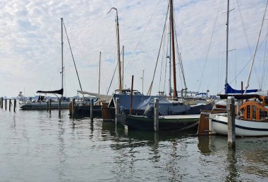 Hollanda nakliye limanının manzarası. Limanda, ufukta Amsterdam manzaralı, zevkli arka plan ve balıkçı yatları..