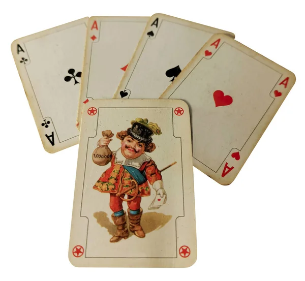Minyatür retro kartlarla oynayan Joker Ace.sembolik renkli Joker kartlarıyla dolu bir çanta dolusu bozuk para ve şanslı aslar. Beyaz nesne izole edildi.