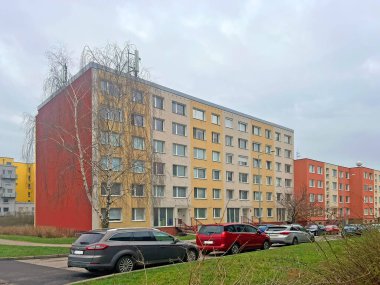 Prag 'daki apartmanların modern semti. Yapısal yeniden yapılanma sonrası paneller, dış görünüş yalıtımı.