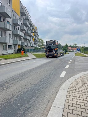 Şehirdeki otoyolda siyah bir kamyon. Trafiği açık, kamyoneti yolda..