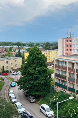 Çek Cumhuriyeti Prag 'ın banliyö manzarası. Fırtına bulutlarının arkasındaki manzaraya sahip apartman binaları ve villalardan oluşan eski ve yeni konutlar.