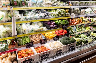 CHIANGMAI, THAILAND - 10 Ocak 2024 - RimPing süpermarketinde rafta taze organik sebzeler..