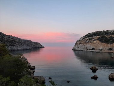 Akşamın erken saatlerinde Anthony Quinn plajı, Rodos, Yunanistan.