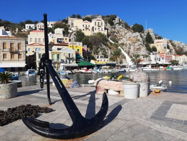 Yunanistan 'ın Symi adasının merkezinde büyük bir çapa.