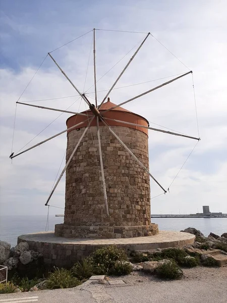 ギリシャのロードス島に風車 — ストック写真