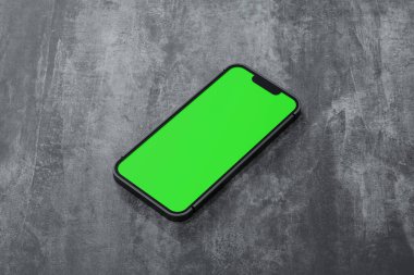 Yerde dizüstü bilgisayarı ve aksesuarları olan boş ekran akıllı telefon..