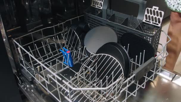 Κορίτσι Φόρτωση Πιάτα Στο Πλυντήριο Πιάτων Πιάτα Στο Πλυντήριο Πιάτων — Αρχείο Βίντεο