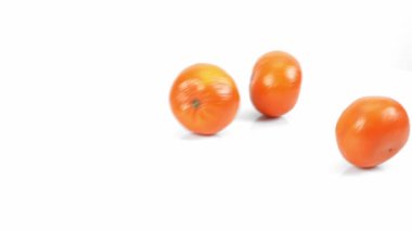 Beyaz arka planda turuncu meyveler, beyaz yavaş çekimde narenciye, beyaz arka planda taze turuncu.