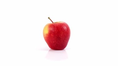 Beyaz arka planda omurga elması, beyaz zeminde elma, yakın planda elma, beyaz zeminde dönen taze elma, izole edilmiş kırmızı elma.