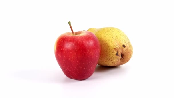Wirujące Jabłko Gruszka Białym Tle Owoce Białym Tle Zbliżenie Jabłka — Wideo stockowe