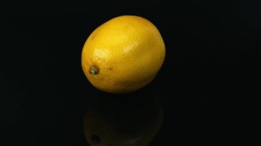 Siyah arka planda limon meyvesi dönen turunçgiller siyah arka planda taze limon dönen limonlar izole edilmiş limon meyveleri.