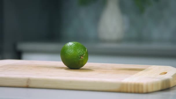 Chef Cut Lime Fruit Slow Motion Chief Cut Lime Slice — Stock Video