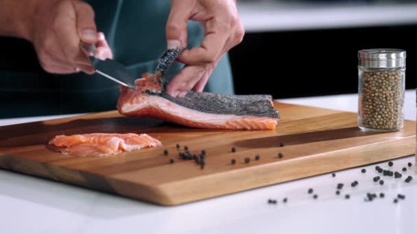 Şef Somonları Kesiyor Somonları Kesiyor Balıkları Bıçakla Kesiyor Somon Fileto — Stok video