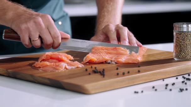 Šéfkuchař Krájí Lososa Zpomaleně Krájí Lososa Krájí Ryby Nožem Krájí — Stock video