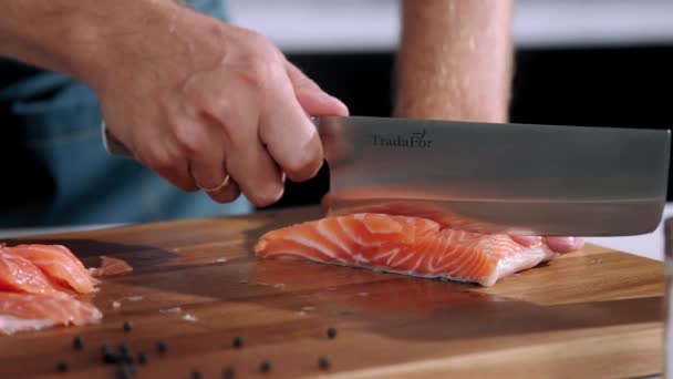 Chef Couper Saumon Ralenti Couper Saumon Couper Poisson Couteau Trancher — Video