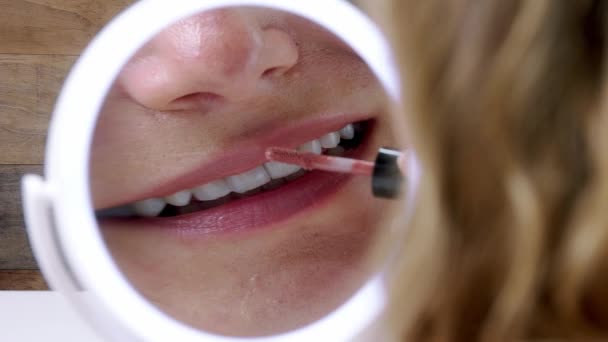 Mädchen Bemalt Ihre Lippen Spiegel Lächelnde Attraktive Frau Schminkt Mädchen — Stockvideo
