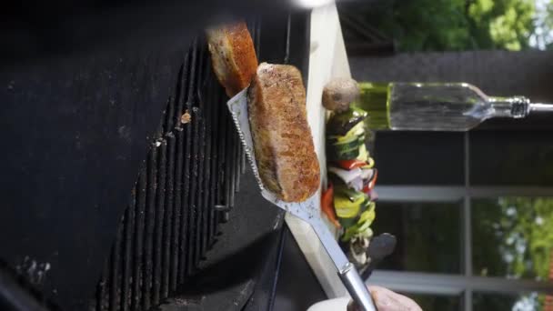 把肉放在烤架上 把牛排和蔬菜放在烤架上慢动作 把肉和蔬菜放在烤架上慢动作 — 图库视频影像