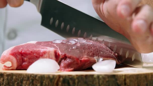 Шеф Повар Режет Мясо Ломтик Мяса Замедленной Съемки Ломтики Мяса — стоковое видео