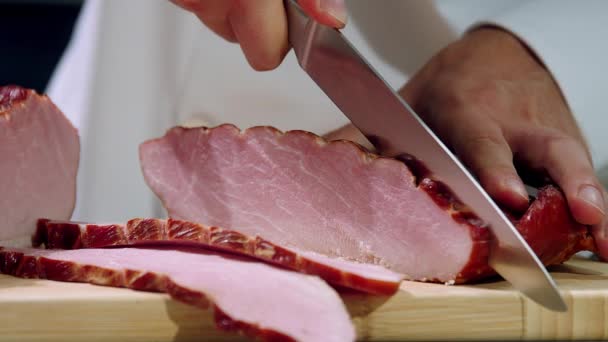 厨师切片培根 切片培根慢动作 切片培根在切菜板上的特写 — 图库视频影像