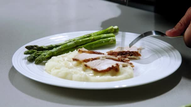 고기를 천천히 가공하고 접시에 고기를 잘게썰고 고기를 잘게썰고 고기와 아스파라거스를 — 비디오