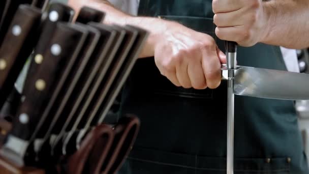 Şef Bıçağı Yavaş Çekimde Keskinleştirir Şef Mutfak Restoranında Bıçağı Biler — Stok video