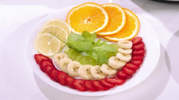 Frutta Secca Fresca Sul Piatto Scivoli Frutta Piatto Frutta Dopo — Video Stock