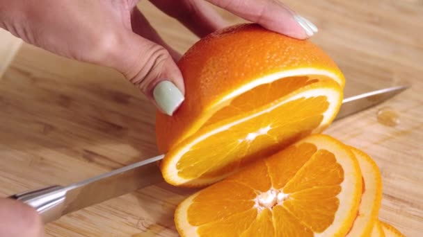 Mädchen Schneidet Die Orangefarbene Zeitlupe Chef Schneidet Die Orange Schneidet — Stockvideo