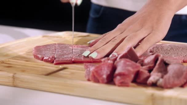 女の子は肉をスライス スライス肉スローモーション 切断ボード上の肉をスライスクローズアップ 女の子は肉を切断 — ストック動画