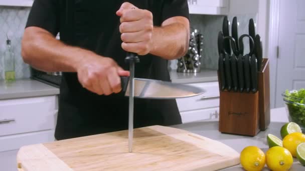 Chef Kok Slijpen Mes Slow Motion Chef Slijpen Mes Keuken — Stockvideo